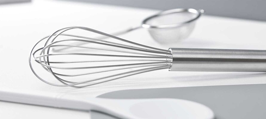 Schneebesen, Kochlöffel und ein kleines Sieb